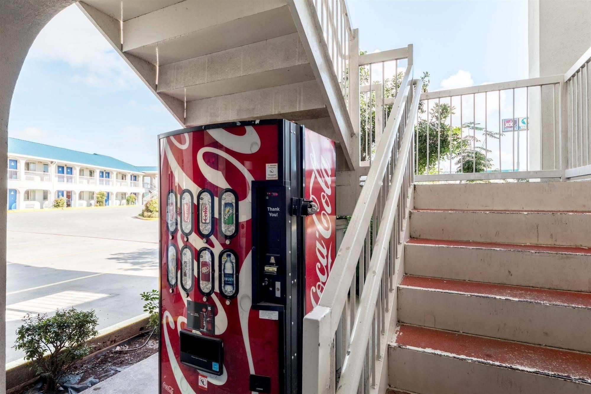 Motel 6 Seguin Tx Eksteriør bilde